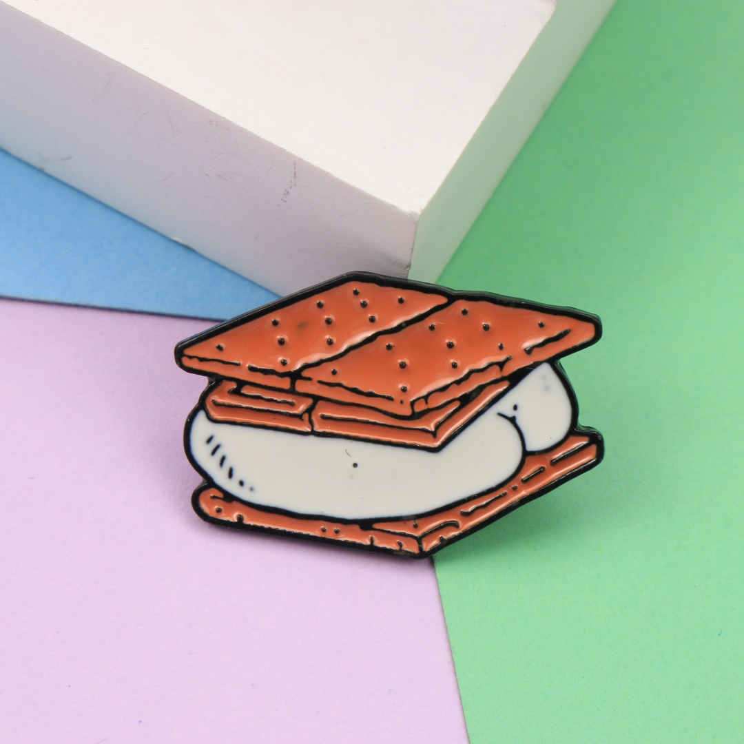 Zinc Food Snacks - Emaliowana broszka z motywem kreskówkowym S'mores,